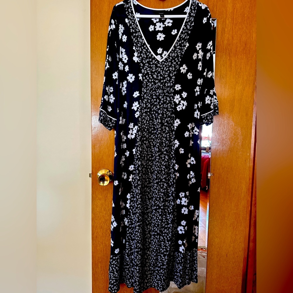 Vera Wang lounging robe. V-neck, 3/4 sleeves. Nave Blue, white. Size L